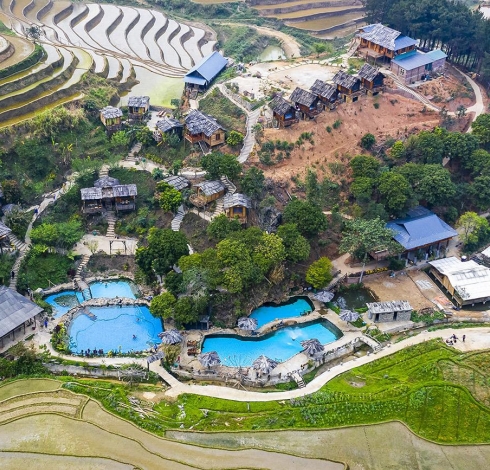 Phát sốt trước suối khoáng nóng view ruộng bậc thang đẹp ở Tây Bắc