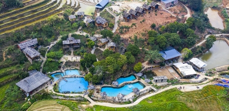 Phát sốt trước suối khoáng nóng view ruộng bậc thang đẹp ở Tây Bắc