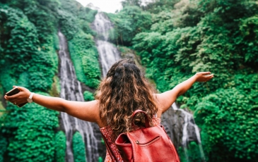Du lịch nước ngoài một mình - Nên hay không nên?