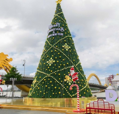 Da Nang Christmas Festival – 20-Meter Christmas Tree and Unique New Highlights