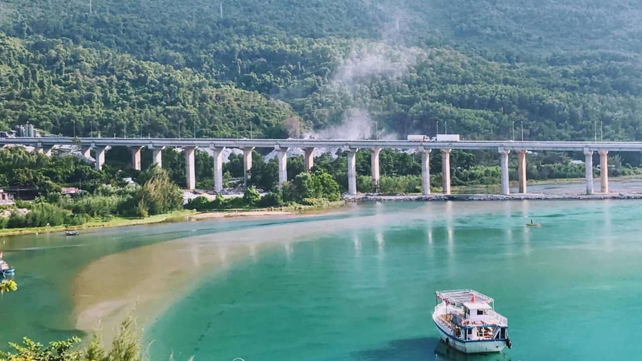 Cách di chuyển đến vịnh Lăng Cô để khám phá thiên nhiên