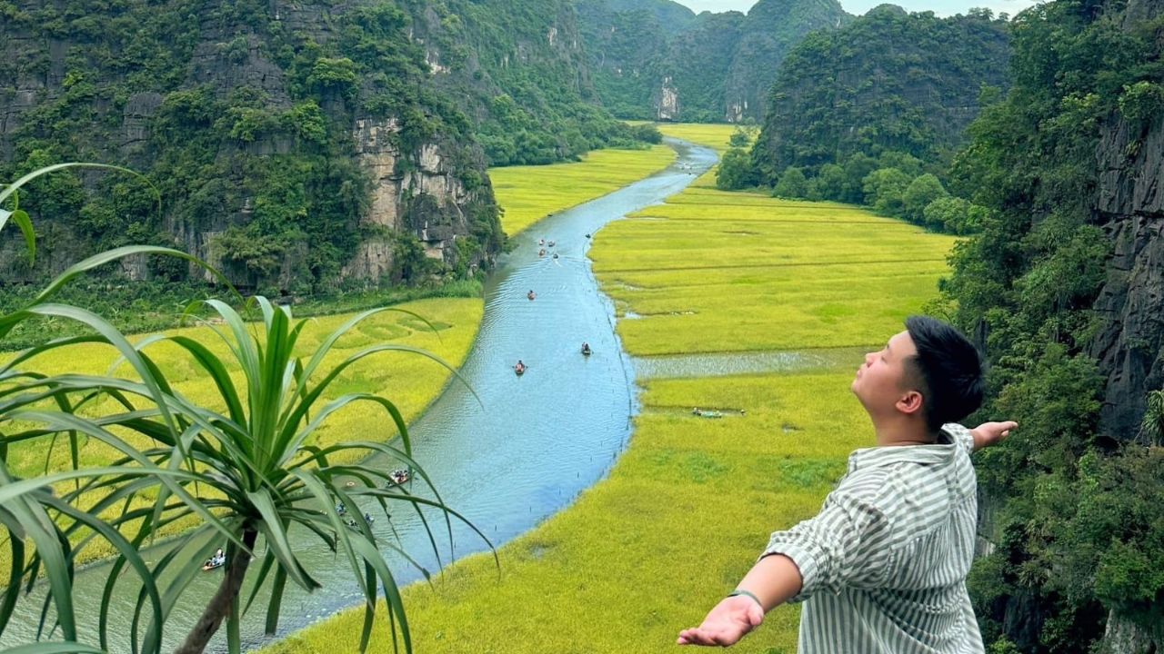 Chèo thuyền Tam Cốc xuôi theo sông Ngô Đồng
