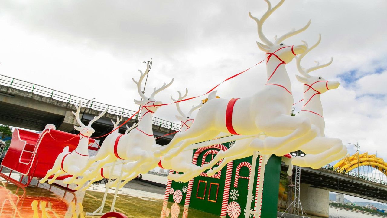 Christmas Festival check-in models at Da Nang beach