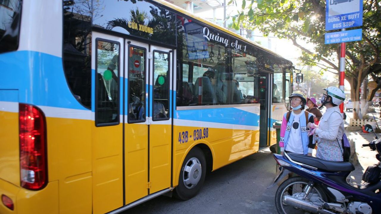 Di chuyển bằng xe bus nội địa Đà Nẵng