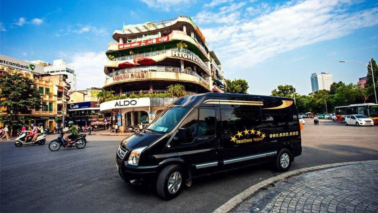 Di chuyển bằng xe đưa đón của khách sạn