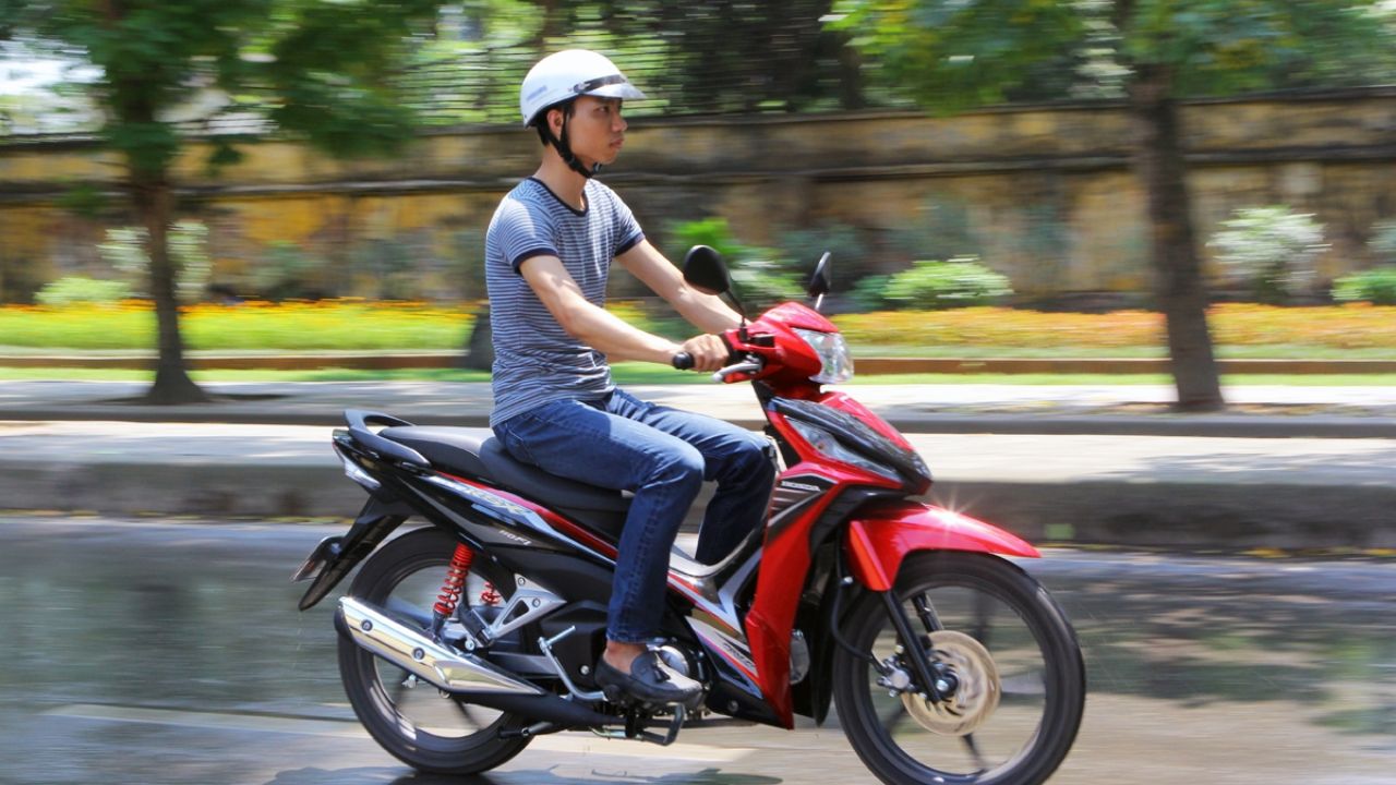 Di chuyển bằng xe máy