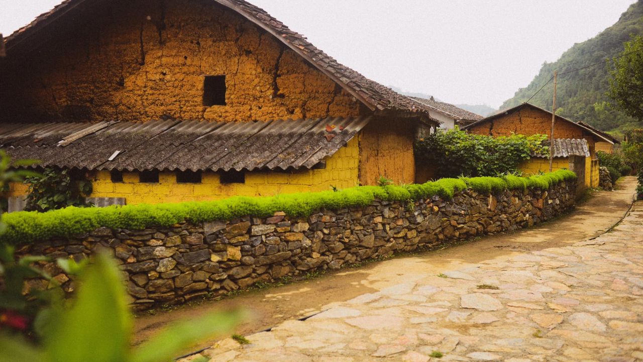 Đi dạo quanh làng và khám phá lối kiến trúc cổ tại Lô Lô Chải