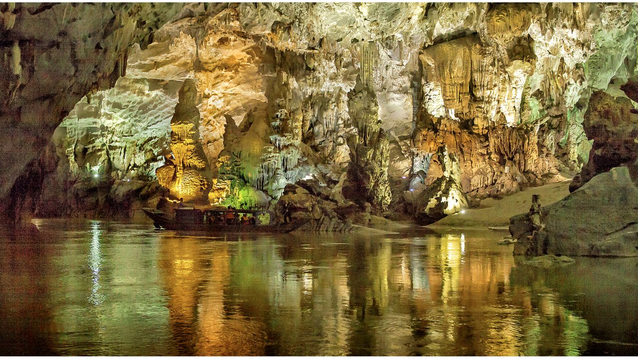 Động Phong Nha - Động có cửa hang cao và rộng nhất
