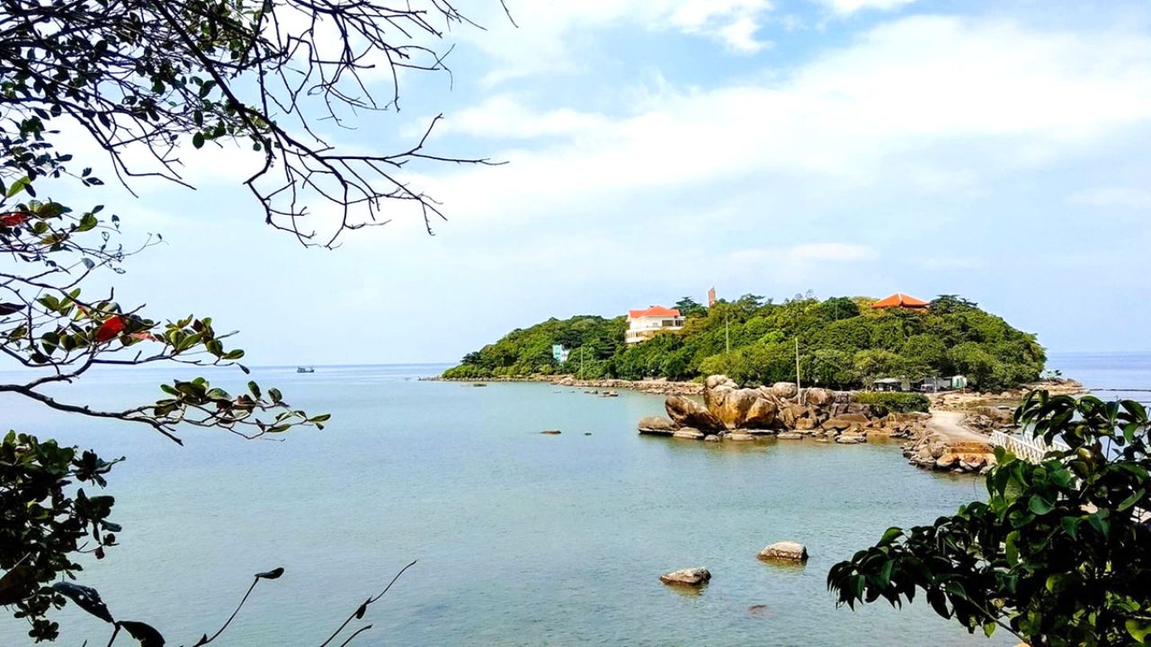 Khám phá Hòn Đá Bạc khi đi du lịch Cà Mau