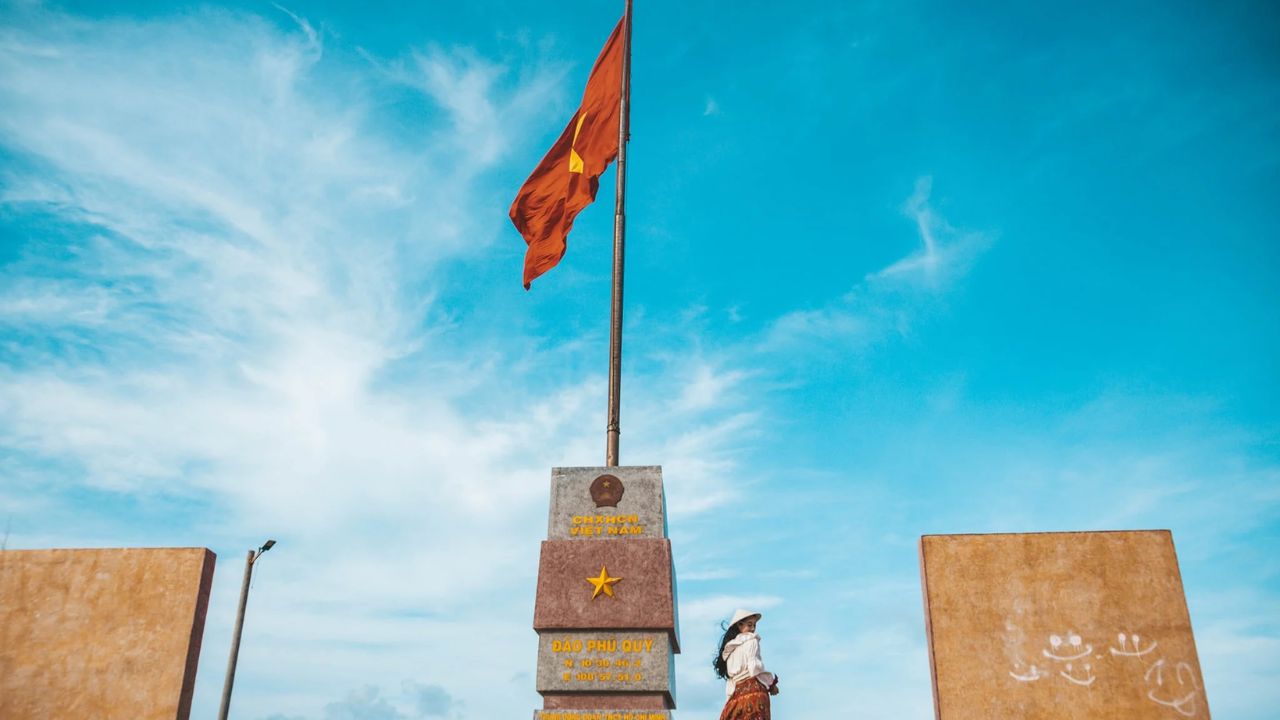 Tham quan Dốc Phượt và Cột Cờ Chủ Quyền trên đảo Phú Quý