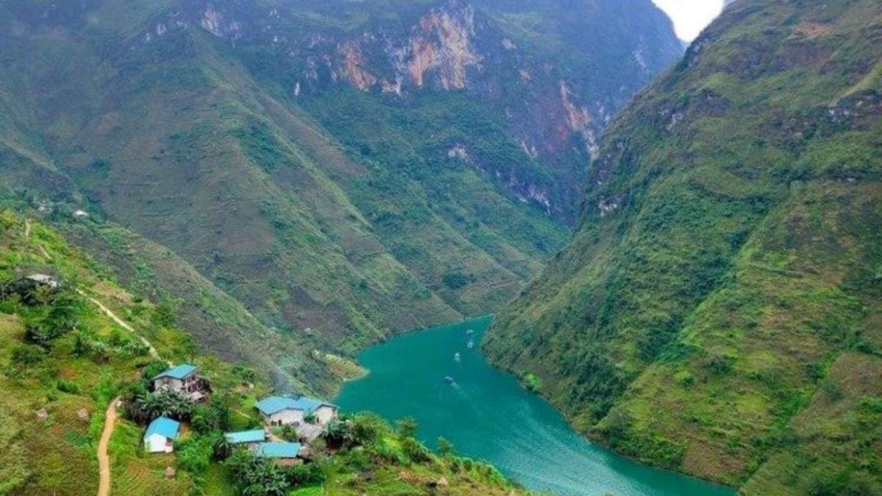 Tips to save on ticket prices when visiting Nho Que River