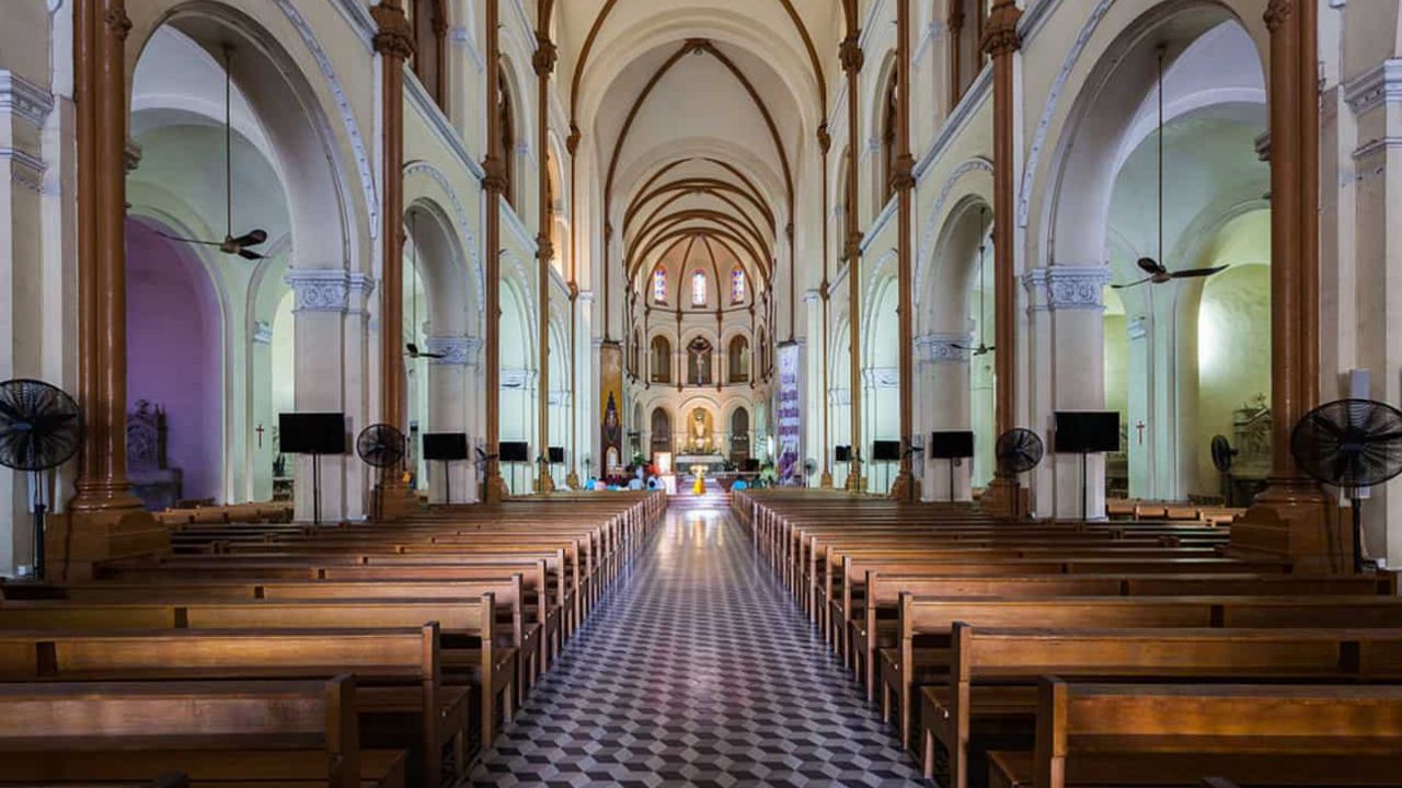 Tòa thánh đường phía trong nhà thơ