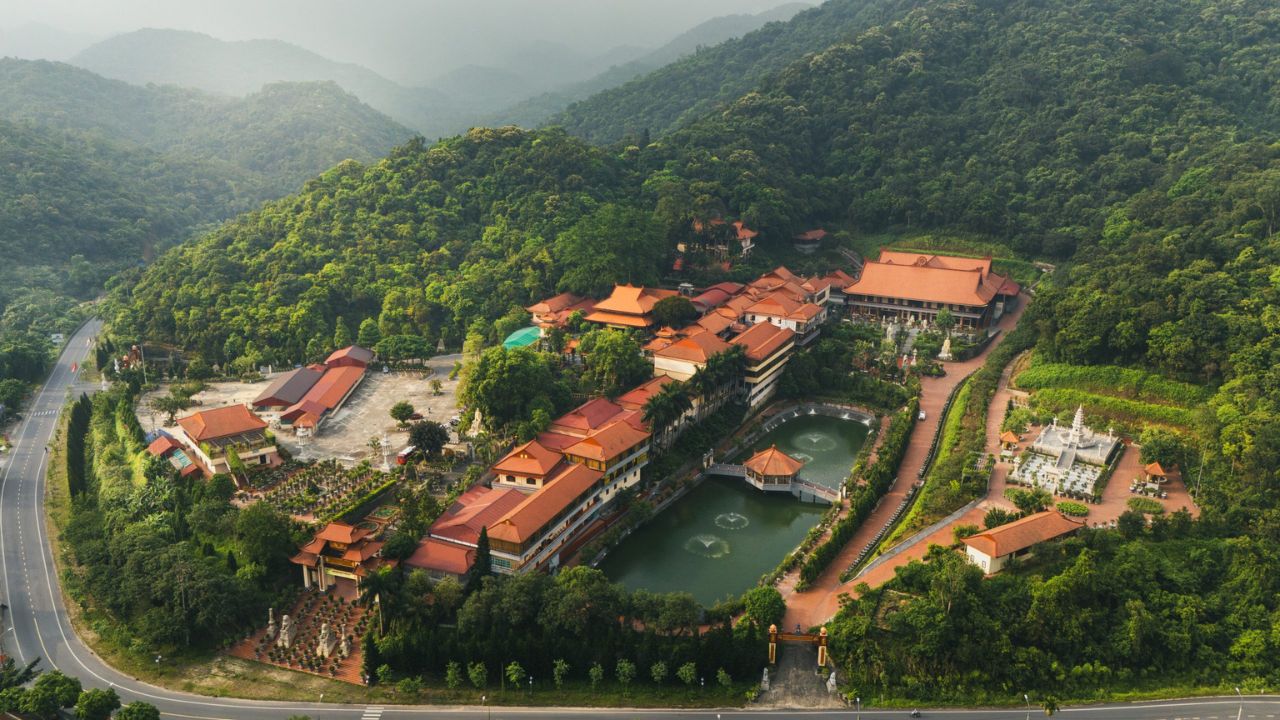 Vẻ đẹp bình yên của Thiền Viện Trúc Lâm núi Yên Tử