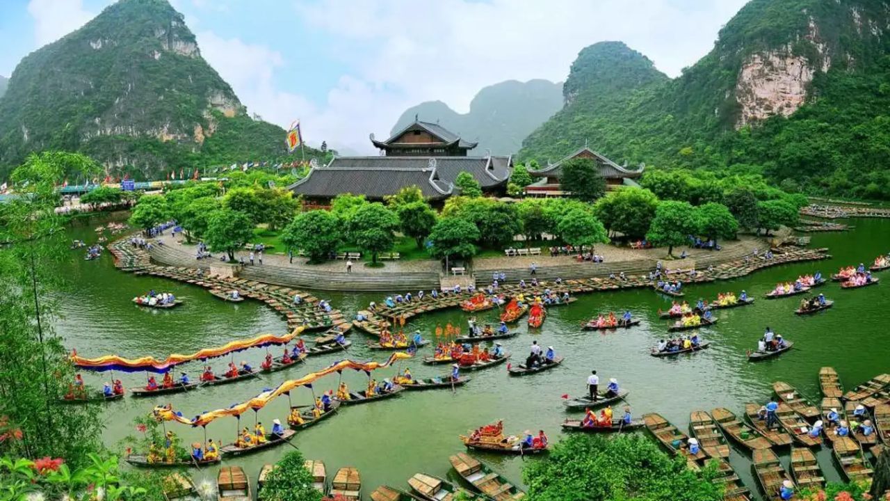 Visit Trang An in Ninh Binh