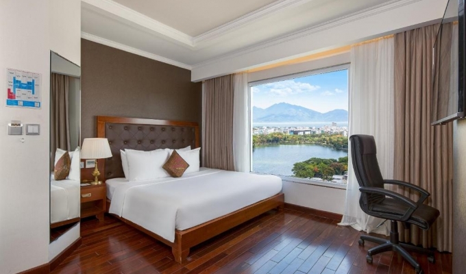 Deluxe King Lake View